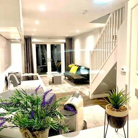 Centrally Situated House Plus Private Parking Cheltenham Exterior photo