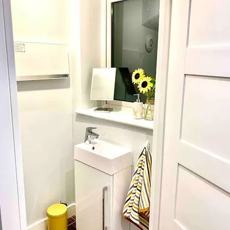 Centrally Situated House Plus Private Parking Cheltenham Exterior photo