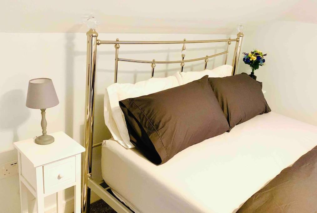 Centrally Situated House Private Parking *